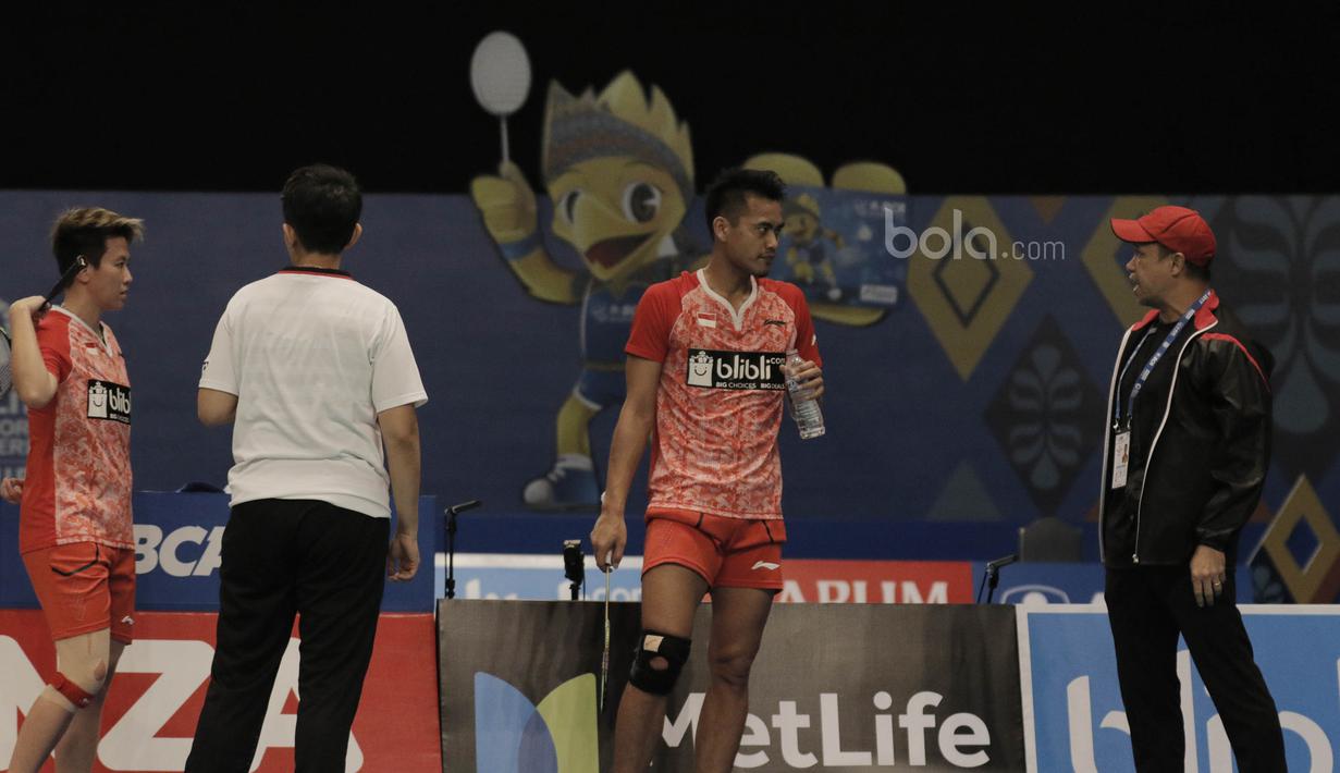 Ganda campuran Indonesia, Tontowi Ahmad/Liliyana Natsir, mendapat arahan dari pelatih pada laga Indonesia Open 2017 di JCC, Jumat (16/6/2017). Indonesia 21-18, 21-16. (Bola.com/M Iqbal Ichsan)