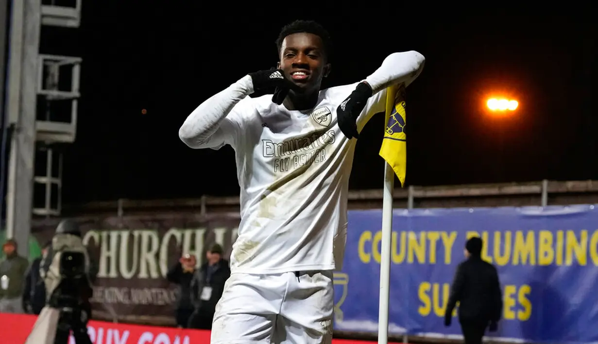 Pemain Arsenal Eddie Nketiah melakukan selebrasi usai mencetak gol ke gawang Oxford United pada pertandingan sepak bola Piala FA di Stadion Kassam, Oxford, Inggris, 9 Januari 2023. Arsenal menang 3-0. (AP Photo/Frank Augstein)