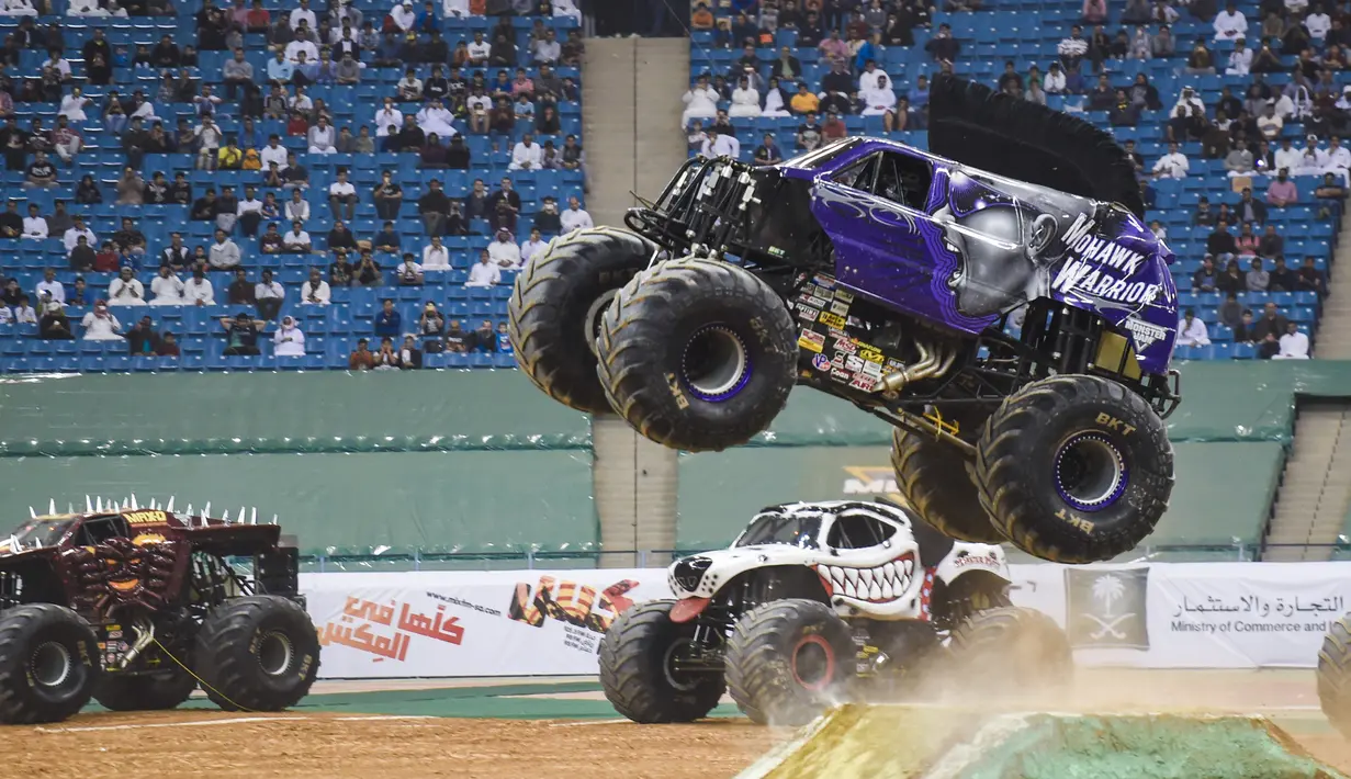 Aksi truk monster melewati rintangan selama pertunjukan Monster Jam di Riyadh, Arab Saudi, Jumat (17/3). Selain atraksi truk monster, aksi-aksi menakjubkan lainnya diperlihatkan oleh para crosser. (AFP Photo/Fayez Nureldine)