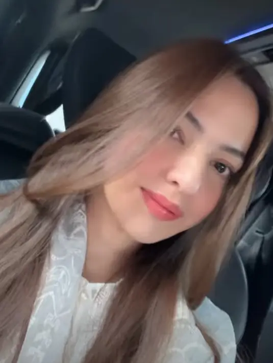 Nia Ramadhani tampak fresh dengan pipi merona dan lipstik matte soft nude saat Sholat Ied [@ramadhanibakrie]