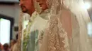 Ketegangan tergambar jelas di wajah Reza Pahlevi dan Astrilka Lintong di hari pernikahan mereka. Pasangan ini akhirnya berhadapan dengan penghulu setelah tiga tahun menjalin cinta. (Deki Prayoga/Bintang.com)