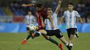 Pemain Portugal, Pite (kiri) mencoba melewati hadangan pemain Argentina, Santiago Ascacibar pada laga grup D Olimpiade Rio 2016 di Olympic Stadium, Rio de Janeiro, (5/82016) dini hari WIB. (AP Photo/Leo Correa)