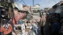 Warga melihat rumah rusak akibat tertimpa crane di kawasan Kemayoran, Jakarta, Kamis (6/12). Crane yang jatuh tersebut jatuh hingga menimpa rumah warga dan menyebabkan tiga orang luka-luka. (Merdeka.com/Iqbal S. Nugroho)