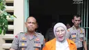 Terdakwa kasus penyebaran berita bohong atau hoaks, Ratna Sarumpaet dikawal polisi tiba di TPS 15 rutan Polda Metro Jaya, Rabu (17/4). Ratna Sarumpaet bersama 538 tahanan menggunakan hak suaranya pada Pemilu 2019. (Liputan6.com/Herman Zakharia)