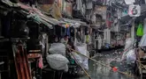 Aktivitas warga yang tinggal di kawasan padat penduduk, Jakarta, Rabu (7/5/2025). (Liputan6.com/Angga Yuniar)