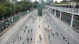 Peserta mengikuti lomba lari Milo Jakarta International 10K di kawasan Epicentrum, Jakarta, Minggu (15/7). Ajang lomba lari 10 Kilometer ini diikuti 16.000 peserta yang terbagi menjadi tiga kategori Open, Closed, dan Pelajar. (Liputan6.com/Faizal Fanani)