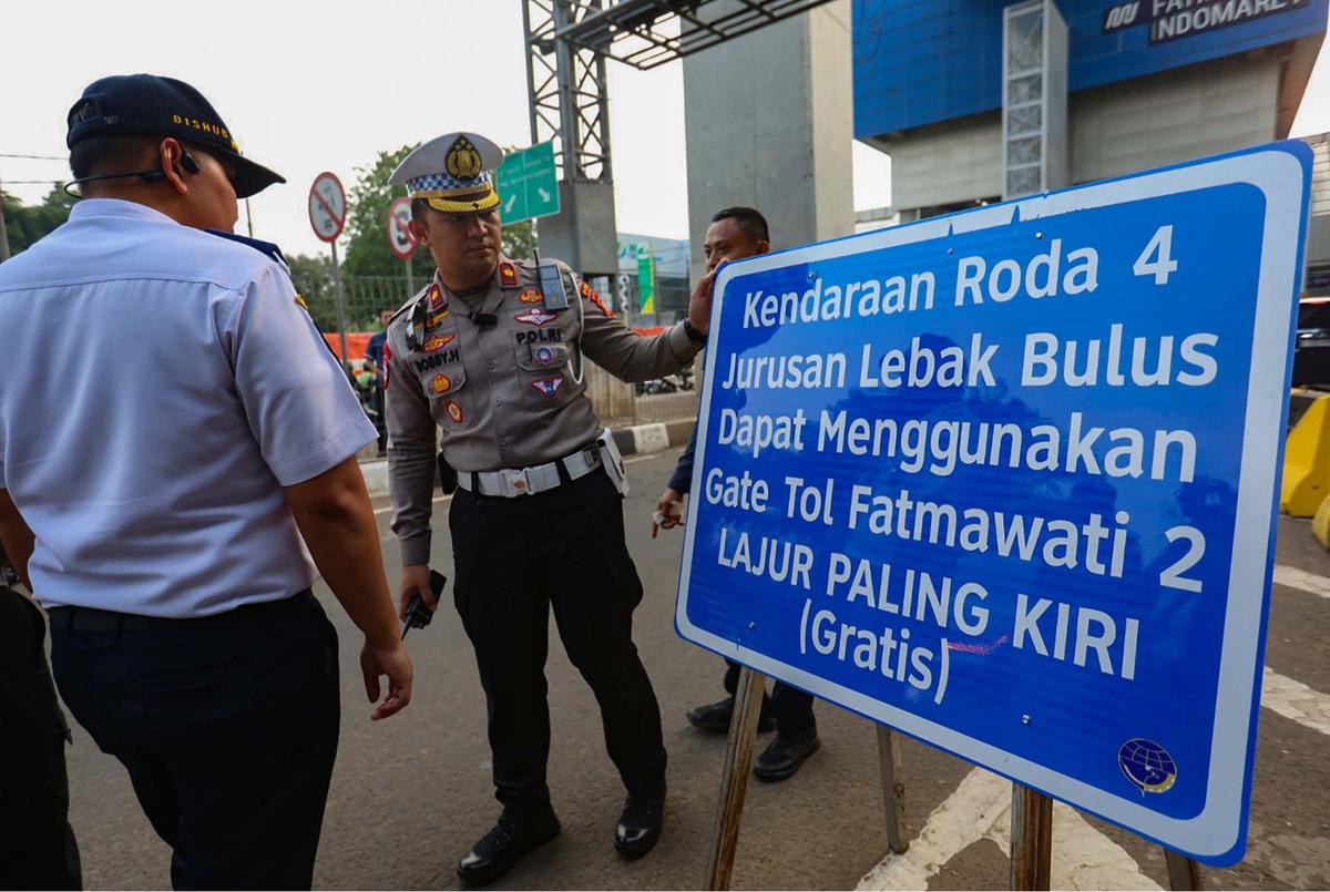 FOTO: Uji Coba Rekayasa Lalin di TB Simatupang, Jalur Gratis Tol Fatmawati Dibuka