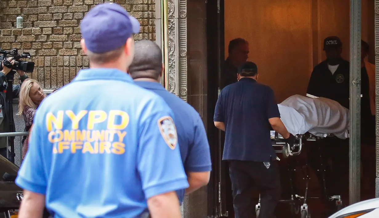 Jasad desainer ternama Kate Spade dipindahkan dari apartemennya di Park Avenue, New York. Selasa (5/6). Kate Spade ditemukan sudah tak bernyawa oleh asisten rumah tangganya sekitar pukul 10.20 waktu setempat. (AP Photo/Bebeto Matthews)