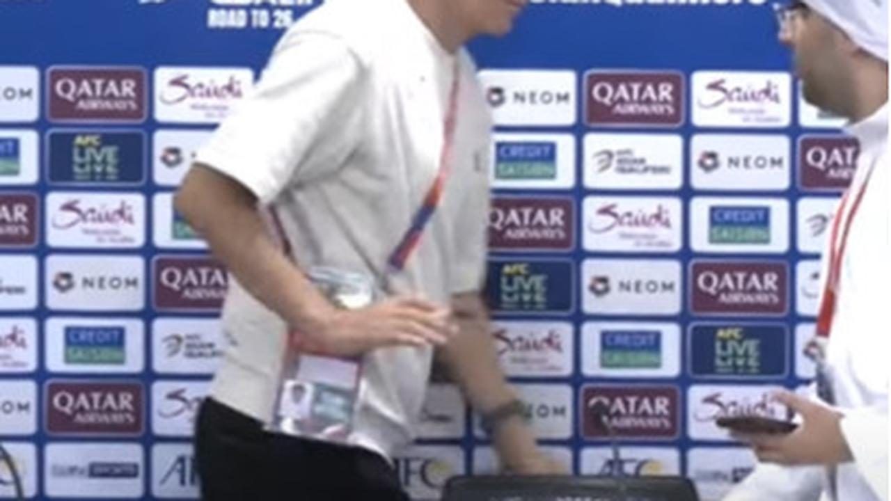 Shin Tae-Yong Tolak Jabat Tangan Panitia Bahrain Saat Konferensi Pers Usai Kemenangan 'Dirampok' Bahrain