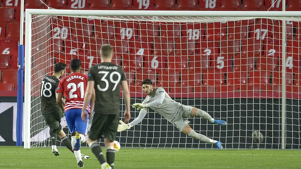 FOTO: Manchester United Pijakkan Satu Kaki di Semifinal usai Menang 2-0 di Kandang Granada - Bruno Fernandes; Rui Silva