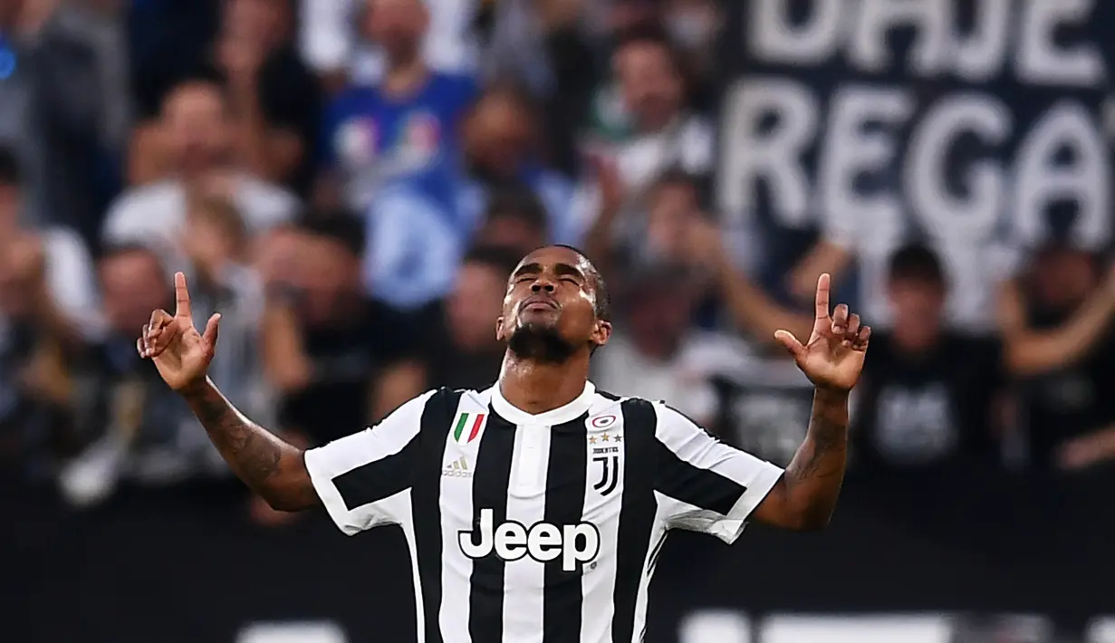4. Douglas Costa (Juventus) – Fans Juventus sempat meragukan kemampuan winger pinjaman dari Bayern Munchen ini. Namun seiring berjalannya waktu Ia mampu membuktikan dan menjadi bagian penting yang akhirnya dipermanenkan Juve. (AFP/Marco Bertorello)
