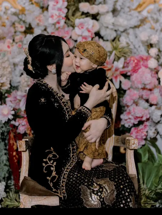 Kebaya tersebut ia padukan dengan kain batik bernuansa cokelat tua, memperkuat kesan tradisional yang klasik. [@dsv_videographer].