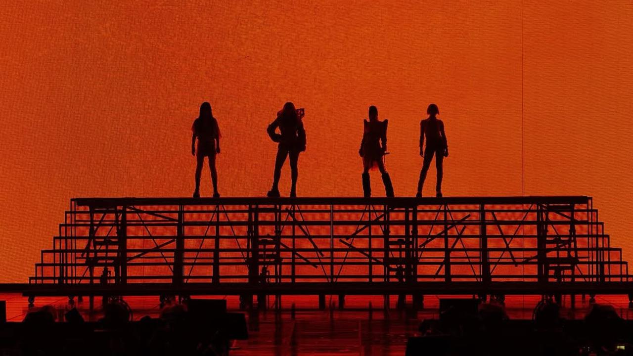 Momen Seru Marion Jola Nonton konser 2NE1 'Welcome Back' di Jakarta