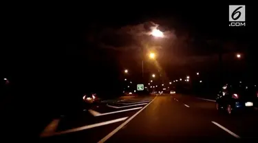 Warga Perth, Australia dikejutkan dengan munculnya bola api bercahaya di langit malam hari. Diduga penampakan tersebut merupakan meteor.