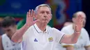 Pelatih kepala timnas basket Serbia, Svetislav Pesic memberi isyarat kepada para pemain saat pertandingan semifinal Piala Dunia Basket melawan Kanada di Manila, Filipina, Jumat, 8 September 2023. (AP Photo/Michael Conroy)