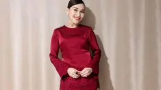 Gaun maroon yang dikenakan Ayu adalah Baju Kurung khas Riau yang bernuansa Melayu. Gaun ini merupakan hasil karya perancang busana ternama Yanti Deni. (Liputan6.com/IG/@ayutingting92)