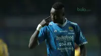 Pemain Persib Bandung, Ezechiel N'Douassel saat melawan Mitra Kukar pada laga Liga 1 Indonesia di GBLA, (8/4/2018). Persib Bandung menang 2-0. (Bola.com/Nick Hanoatubun)
