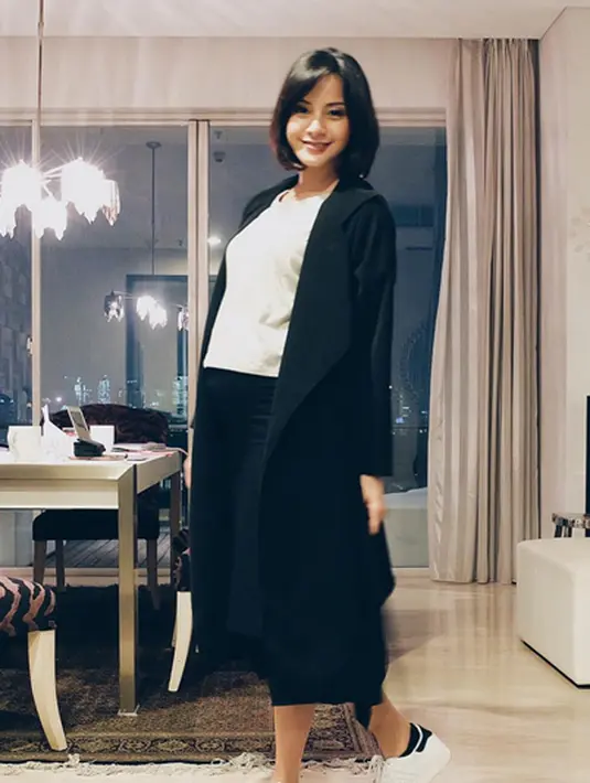 Kabar bahagia itu ia ungkapkan melalui akun Instagrammnya. Dengan mengunggah foto dua buah test pack pada Minggu (18/10/2015) silam. (foto: Instagram/kiranalarasati)