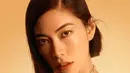 Tampil dengan one shoulder dress hitam dan rambut bondol, Hikari Mori berpose Fierce memamerkan deretan perhiasan Tubogas yang nampak begitu mewah dan penuh gaya. [Dok/Bvlgari].