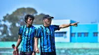 Pelatih Arema FC, Fernando Valente (kanan) didampingi FX Yanuar. (Bola.com/Iwan Setiawan)