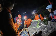 Tim SAR Evakuasi Pendaki Usai Alami Patah Kaki di Gunung Bulu Saukang Maros