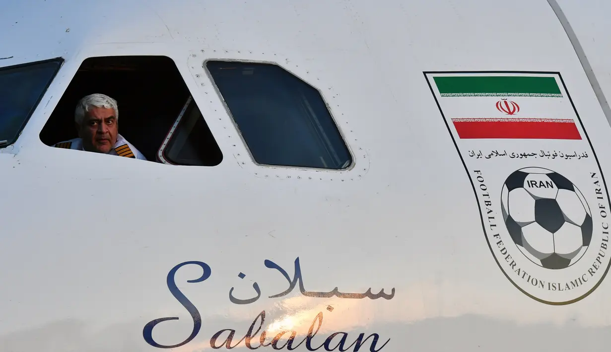 Pesawat pengangkut tim sepakbola Iran saat tiba di Moskow Vnukovo airport, (5/6/2018). Iran berada satu grup dengan Spanyol, Portugal, dan Maroko. (AFP/Yuri Kadobnov)