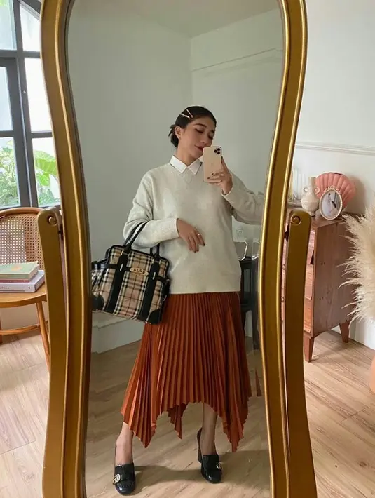 Selain dipadukan dengan cardigan, plisket skirt juga cocok dikenakan bersama sweater dan shirt sebagai inner top. (Instagram.com/lucedaleco).