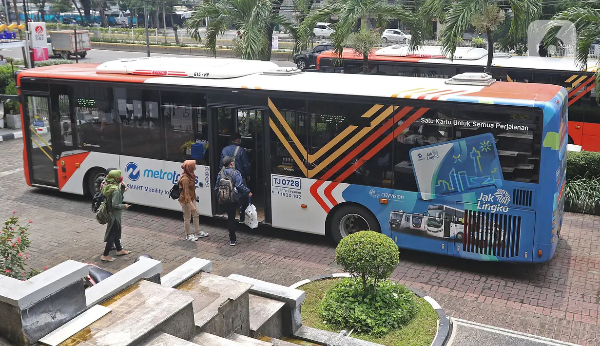 Petugas medis menaiki bus Transjakarta sebagai moda jemput-antar di Hotel Grand Cempaka, Jakarta, Sabtu (28/3/2020). Pemprov DKI menyediakan tempat tinggal dan transportasi untuk tenaga medis dan kesehatan yang menangani pandemi virus corona atau COVID-19. (Liputan6.com/Herman Zakharia)