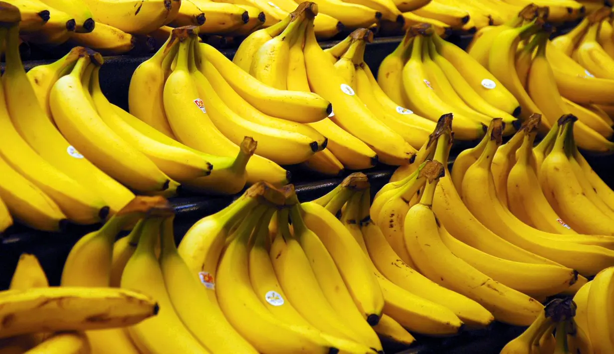 Buah pisang memiliki tekstur lembut sehingga mudah ditelan, termasuk bagi orang yang sedang radang tenggorokan. Kandungan vitamin B6, kalium dan vitamin C yang terdapat di dalamnya akan membantu menyembuhkan sakit pada tenggorokan. (en.wikipedia.org)