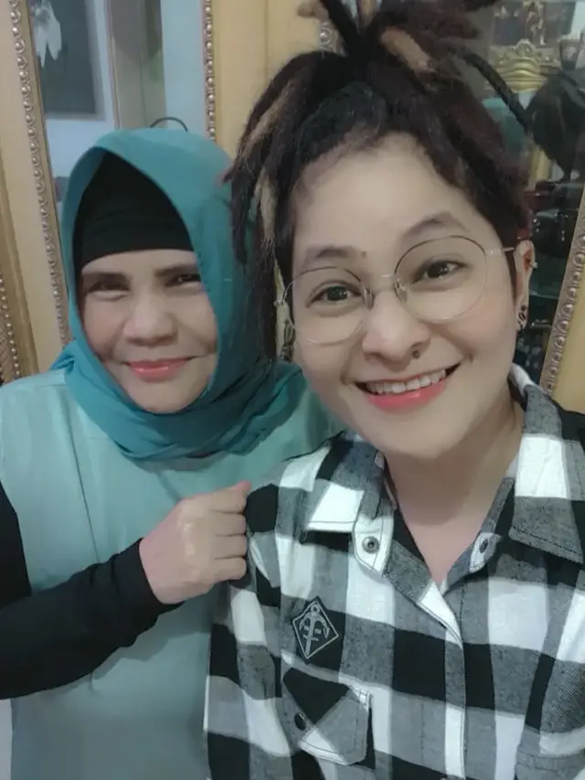 6 Potret Kenangan Mita The Virgin dan Ibunda Tercinta yang Telah Berpulang