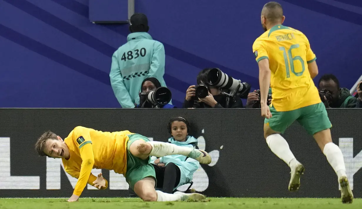Selebrasi striker Timnas Australia, Craig Goodwin (kiri) setelah mencetak gol ke gawang Korea Selatan pada laga perempatfinal Piala Asia 2023 di Al Janoub Stadium, Al Wakrah, Qatar, Jumat (2/2/2024) malam waktu setempat. (AP Photo/Aijaz Rahi)