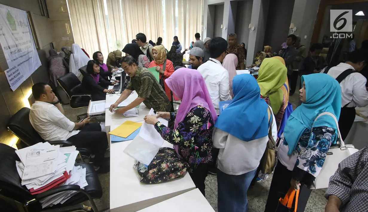 Suasana Posko Pengaduan Korban PT First Travel Bareskrim Polri, Jakarta, Senin (21/8). Total lebih dari 1.200 calon jemaah mendaftar ke Bareskrim Polri, baik langsung ke posko maupun email. (Liputan6.com/Immanuel Antonius)