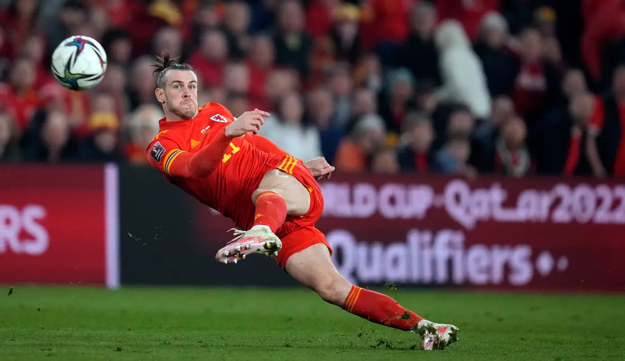 Pemain Wales Gareth Bale melakukan tendangan saat melawan Austria pada pertandingan sepak bola playoff Piala Dunia 2022 di Stadion Cardiff City, Cardiff, Inggris, 24 Maret 2022. Bale tampil perdana untuk Timnas Wales pada Mei 2006, menjadikannya pemain termuda yang tampil untuk timnas senior Wales saat itu. (AP Photo/Matt Dunham, File)