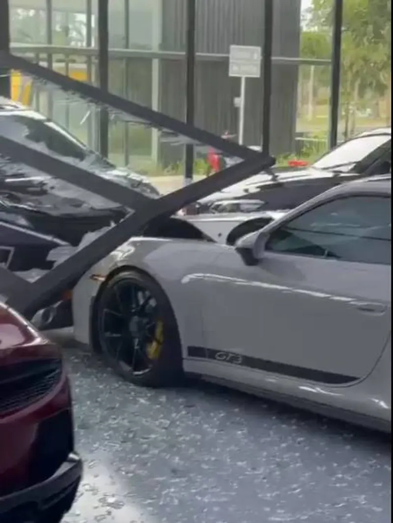 Viral Video Mobil Tabrak Showroom Berisi Porsche Rp8,9 Milyar, Netizen Ikut Ngilu