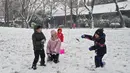 Salju turun di sebagian besar wilayah China utara dan tengah pada hari Senin, dan turun lagi pada hari Rabu dan Kamis. (AP Photo/Andy Wong)