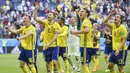 Para pemain Swedia melakukan selebrasi usai mengalahkan Swiss pada laga 16 besar Piala Dunia di Stadion St. Petersburg, Selasa (3/7/2018). Swedia menang 1-0 atas Swiss. (AP/Martin Meissner)