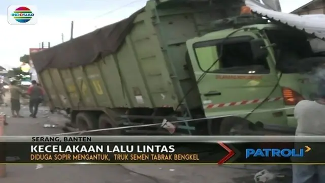 Akibat sopir mengantuk, sebuah truk di Serang, Banten, hantam bengkel dan rumah makan sekaligus.