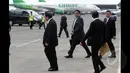 Menteri Perdagangan (Mendag), Rachmat Gobel berjalan bersama para menteri lainnya di Bandara Internasional Halim Perdanakusumah, Jakarta, Kamis (5/2/2015). Presiden Joko Widodo melakukan kunjungan kenegaraan ke ASEAN. (Liputan6.com/Faizal Fanani)