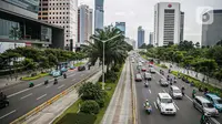 Sejumlah kendaraan melintas di kawasan Sudirman, Jakarta Pusat, Rabu (6/1/2021). Pemerintah memberlakukan kebijakan pembatasan sosial berskala besar (PSBB) di wilayah Jawa dan Bali mulai 11 hingga 25 Januari 2021 menyusul lonjakan kasus Covid-19 di sejumlah daerah. (Liputan6.com/Faizal Fanani)