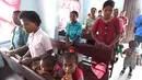 Anak-anak suku Byak Betew ikut dengan orang tua mereka pada misa hari Minggu di pulau Saukabu, satu dari 1.500 pulau di Raja Ampat 20 Agustus 2017. (AFP Photo/Goh Chai Hin)