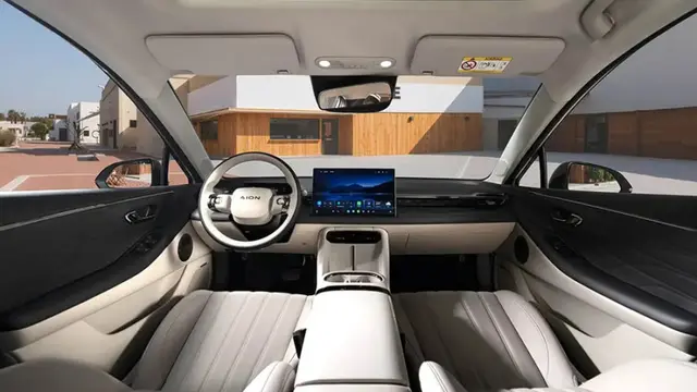 Bagian interior Aion RT menampilkan layar sentral 14,6 inci, sistem ADiGO 5.0, dan tata suara 11 speaker untuk pengalaman berkendara lebih nyaman (GAC)