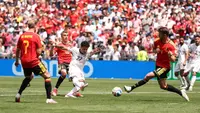 Pemain Timnas Mesir, Omar Marmoush, melepaskan tembakan di depan pemain Belgia, Brandon Mechele, dalam pertandingan pertama kedua tim di Grup G Piala Dunia 2026 yang berlangsung di Seattle Stadium, Seattle, Washington. Belgia dan Mesir berbagi poin setelah bermain imbang 1-1. (Fran Santiago/Getty Images/AFP)