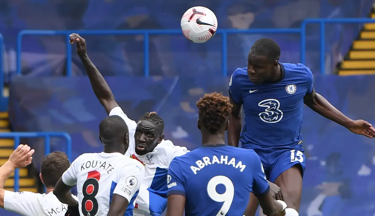 Bek Chelsea, Kurt Zouma, berusaha menyundul bola ke gawang Crystal Palace pada laga lanjutan Liga Inggris di Stamford Bridge, Sabtu (3/20/2020) malam WIB. Chelsea menang 4-0 atas Crystal Palace. (AFP/Mike Hewitt/pool)