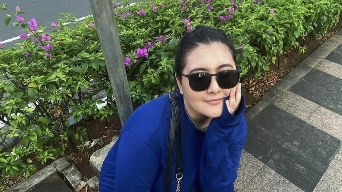 Tetap Semangat Jalani Hidup, Talitha Curtis Tampil Cantik dalam Kesederhanaan Gaya