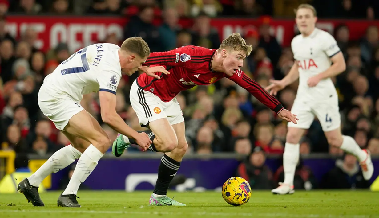 Dua gol Manchester United pada pertandingan ini dicetak Rasmus Hojlund dan Marcus Rashford. Namun, Tottenham mampu membalasnya lewat gol Richarlison serta Rodrigo Bentancur. (AP Photo/Dave Thompson)