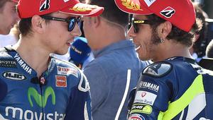 Pebalap Yamaha Movistar, Valentino Rossi, ternyata masih lebih baik ketimbang Jorge Lorenzo pada musim perdana bersama Ducati. (EPA/Ettore Ferrari)