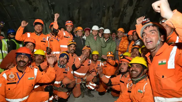 Proses penyelamatan 41 pekerja yang terjebak di Terowongan Himalaya, Uttarakhand, India. (AP Photo)