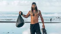 Jackson Groves, penggagas The Adventure Bag Movement, kampanye untuk membersihkan sampah plastik di setiap tempat wisata. (dok. Instagram @jackson.groves /https://www.instagram.com/p/Bq4smm5BGI4/Dinny Mutiah)