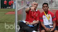 Pelatih PS TNI, Ivan Kolev mendampingi timnya melawan Persiba Balikpapan berlaga pa pekan keempat Liga 1 2017 di Stadion Pakansari, Bogor, Jumat (5/5/2017). (Bola.com/Nicklas Hanoatubun)
