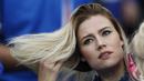 Fans cantik Islandia hadir memberikan semangat kepada timnya saat melawan Prancis pada babak perempat final Piala Eropa 2016 di Stade de France, Saint-Denis, Prancis, (3/7/2016). (REUTERS/Carl Recine)